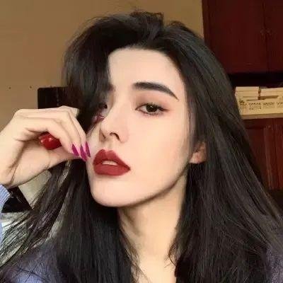 青梅吻唇角